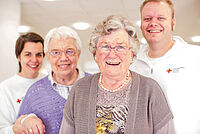 Gemeinsames Foto der Pflegekräfte und Bewohnern. Szene DRK - Ambulante Wohngemeinschaften.