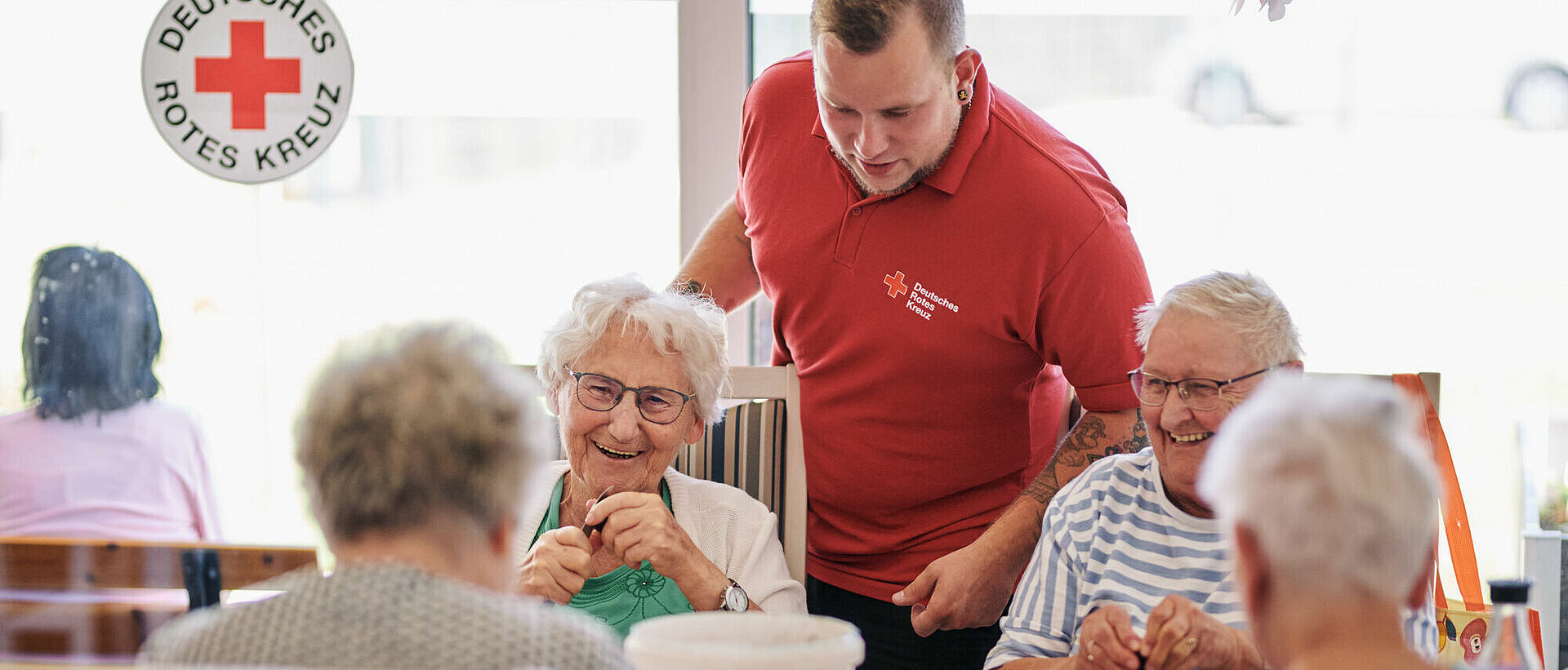 Tagespflegeeinrichtung: Seniorinnen entsteinen gemeinsam Pflaumen für einen Kuchen.